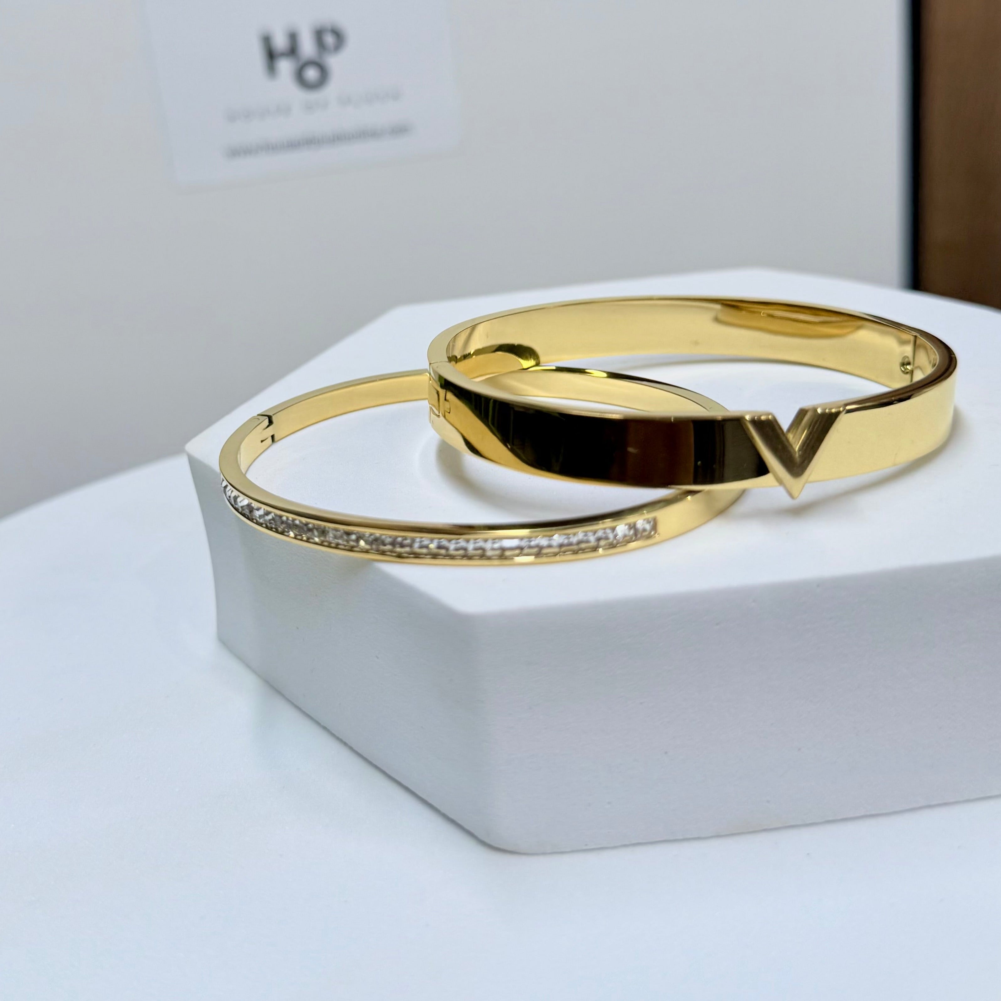GOLD V ACCENT BANGLE SET