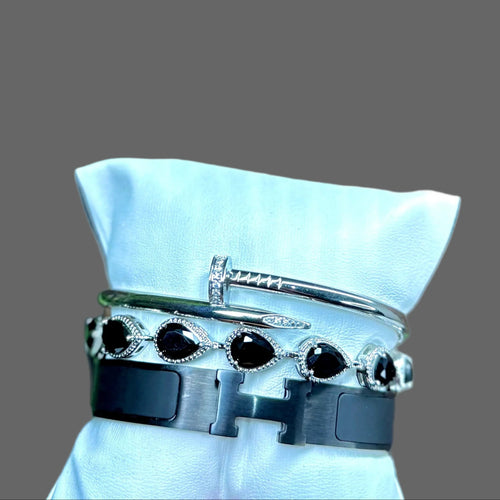 BLACK ESSENCE BANGLE STACK