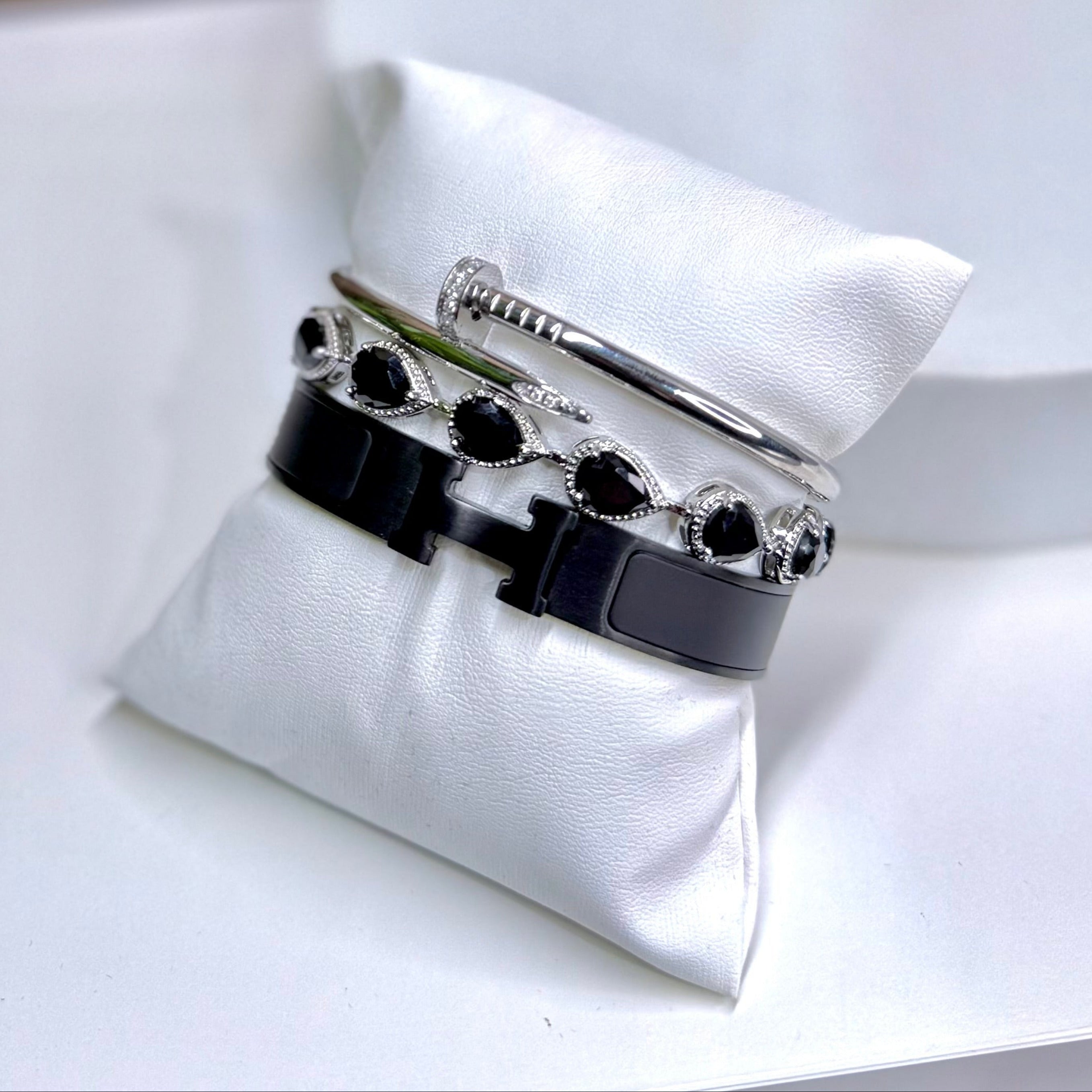 BLACK ESSENCE BANGLE STACK